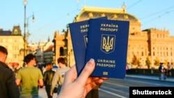 Власник українського паспорта може мандрувати без віз до 90 країн