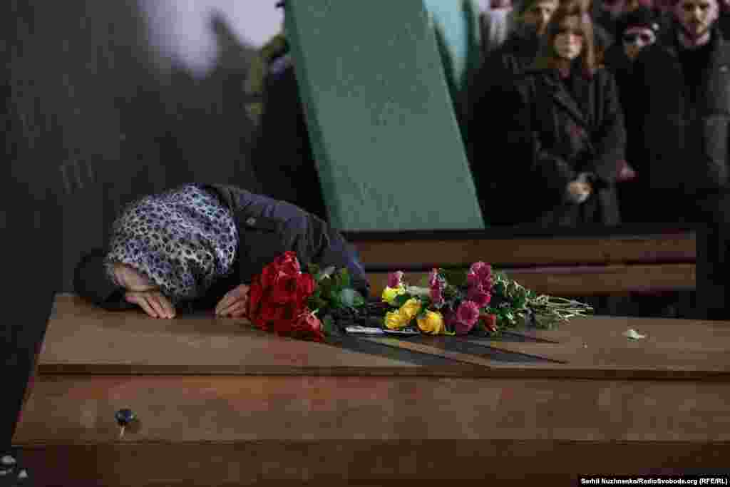 Маці загінулага вайскоўца Данііла Ляшкевіча плача на ягонай труне падчас пахаваньня ў Кіеве, 8 лістапада 2024&nbsp; &nbsp; &nbsp; &nbsp; 