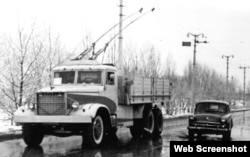 Дизель-тролейвози ДТУ-10 на трасі Сімферополь – Ялта, 1963 рік. Фото з книги «КрАЗ. Люди. Завод. Автомобілі», Київ ТОВ Видавничий дім «Аванпост-прим», 2006 рік