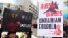 «Росія бомбить українських дітей» − напис на плакаті під час протесту проти вторгнення Росії до України, Торонто, 27 лютого 2022 року