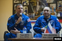 Терри Вёртс и Антон Шкаплеров перед миссией в ноябре 2014 года