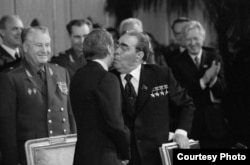 Поцілунок Картера та Брежнєва у Відні, 18 червня 1979 року