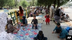 گروهی از مهاجرین افغان در پاکستان