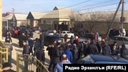 В Дагестане продолжается противостояние мусульман так называемого салафитского толка с правоохранительными органами. В последнее время оно обострилось из-за закрытия нескольких мечетей, которые считаются салафитскими