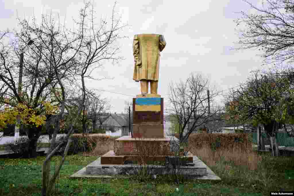 Обрезанный Ленин в Одесской области В ходе сбора фотографий памятников Акерман и Гобер записывали голоса украинцев. Акерман объяснил Радио Свобода: "Важно было показать, что на Украине нет единого мнения о декоммунизации, есть 42 миллиона мнений". 