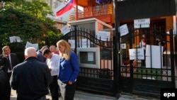 Protest pred Ambasadom Slovenije u Prištini, 17. juni 2015.