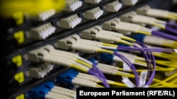 Центр стратегічних комунікацій та інформаційної безпеки при Міністерстві культури та інформаційної політики України вказує, що обʼєктом нападу стали, зокрема, «Приватбанк» і «Ощадбанк»