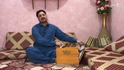 سرفرازخان وبايي حالاتو کې په کور کې له هارمونییم سره مشغول وي