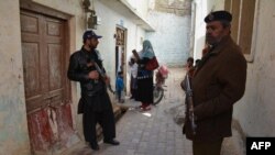 په کوټه ښار کې پوليس سرتېري د پوليو واکسيني ډلې ساتنه کوي ــ انځور له ارشيفه