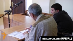 Նշան Ասատրյանը (աջից) դատարանի դահլիճում: