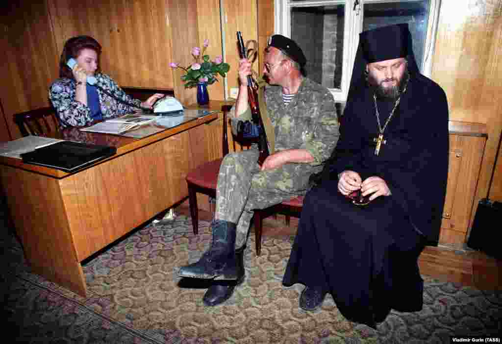 Кадр изнутри &quot;пресс-центра&quot; абхазской стороны в разгар конфликта. Надо сказать, что западный мир практически не обращал внимания на абхазскую войну: параллельно начались боевые действия на Балканах, поэтому абхазские события в основном оказались в фокусе российских СМИ.