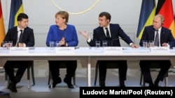 Президент Украины Владимир Зеленский, канцлер Германии Ангела Меркель, президент Франции Эмманюэль Макрона и президент России Владимир Путин (л -> п) во время пресс-конференции по итогам встречи в «нормандском формате», Париж, 9 декабря 2019 года