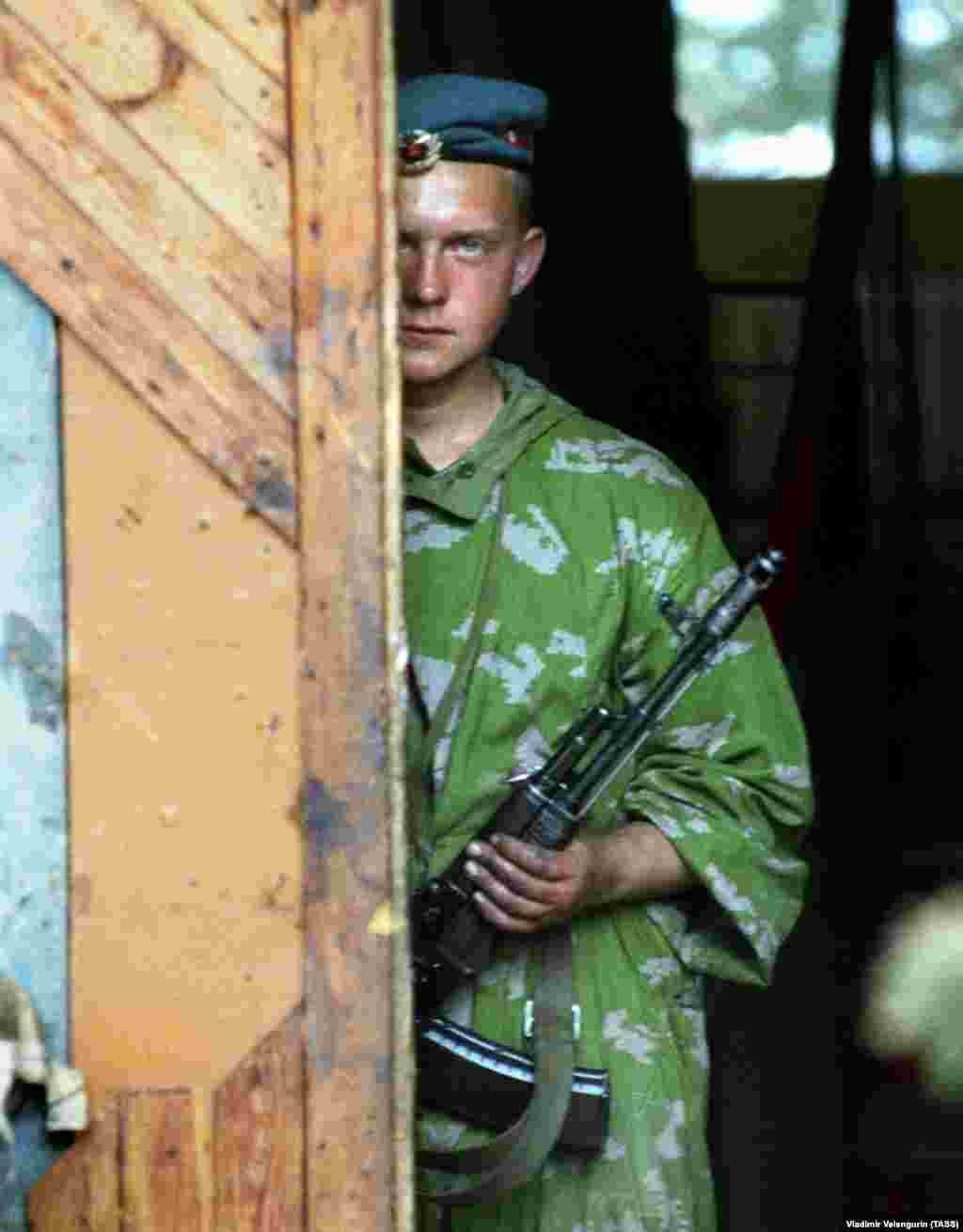 Российский десантник в Абхазии. Участие России в этом конфликте вообще было неоднозначным. С одной стороны, Россия публично поддержала Грузию; с другой - к абхазским военным присоединились многие российские военнослужащие. Некоторые доклады свидетельствуют о том, что, пока Россия одной рукой снабжала грузинские войска оружием, другой она бомбила позиции грузин в Сухуми. &nbsp;