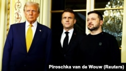 Президент Франції Емманюель Макрон, обраний президент США Дональд Трамп і президент України Володимир Зеленський. Париж, 7 грудня 2024 року