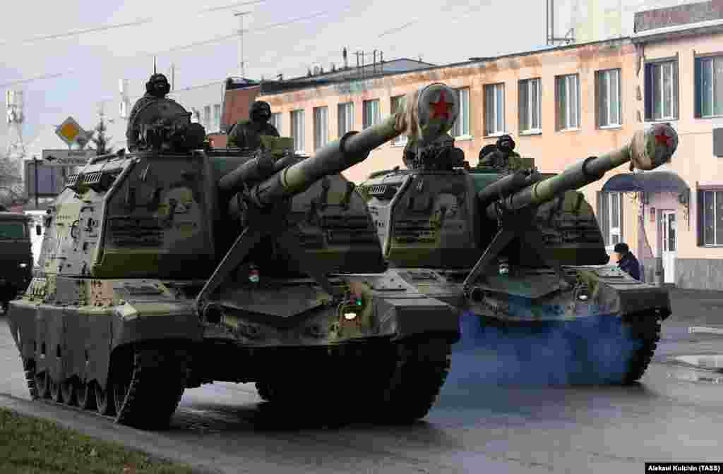 Russian servicemen drive self-propelled howitzers along a street in Yekaterinburg.&nbsp;Officials are considering holding Victory Day events without veterans, who could be more vulnerable to the coronavirus.