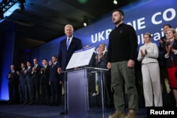 Президент США Джо Байден і президент України Володимир Зеленський на полях саміту НАТО. Вашингтон, 11 липня 2024 року