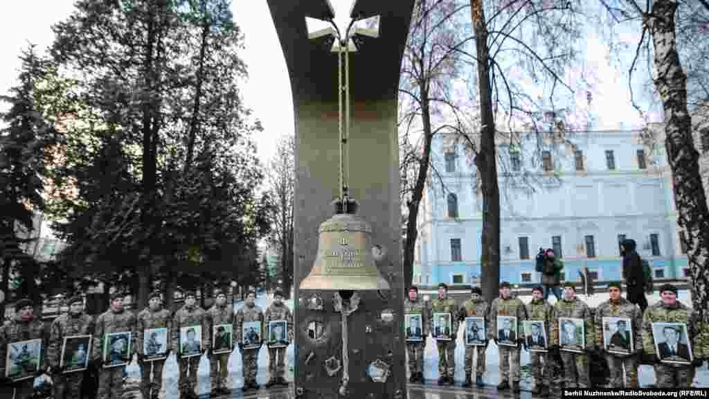 Удар дзвону супроводжує оголошення кожного імені загиблого під час війни на сході України 