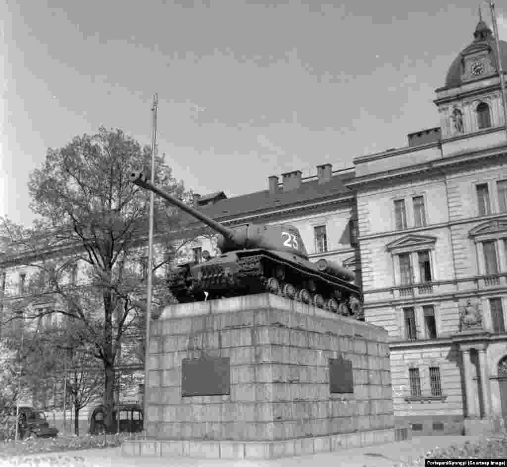Пам&#39;ятник радянським танкістам у Празі, сфотографований у 1961 році. У квітні 1991 року відомий чеський митець Девід Черні пофарбував танк у рожевий колір, а в червні того ж року його прибрали