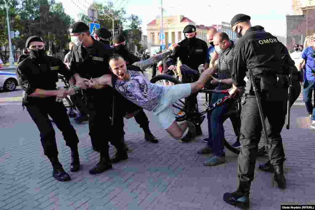 Затримання в ланцюзі солідарності у Мінську