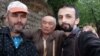 Далери Имомали (справа) с жителями приграничных сел